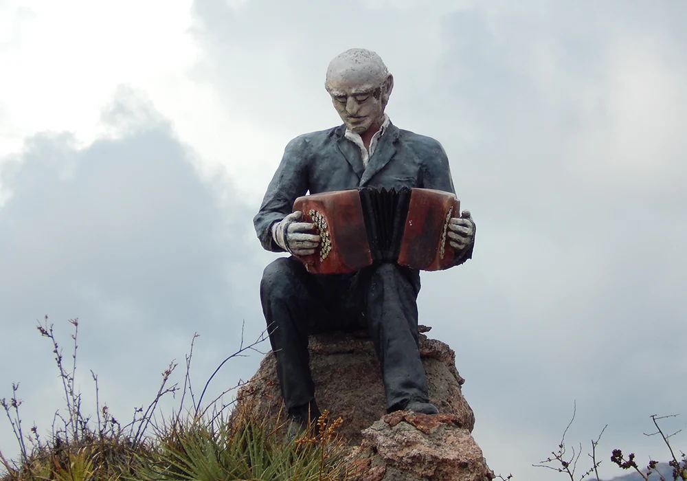 Bandoneonista musicalizando los relatos