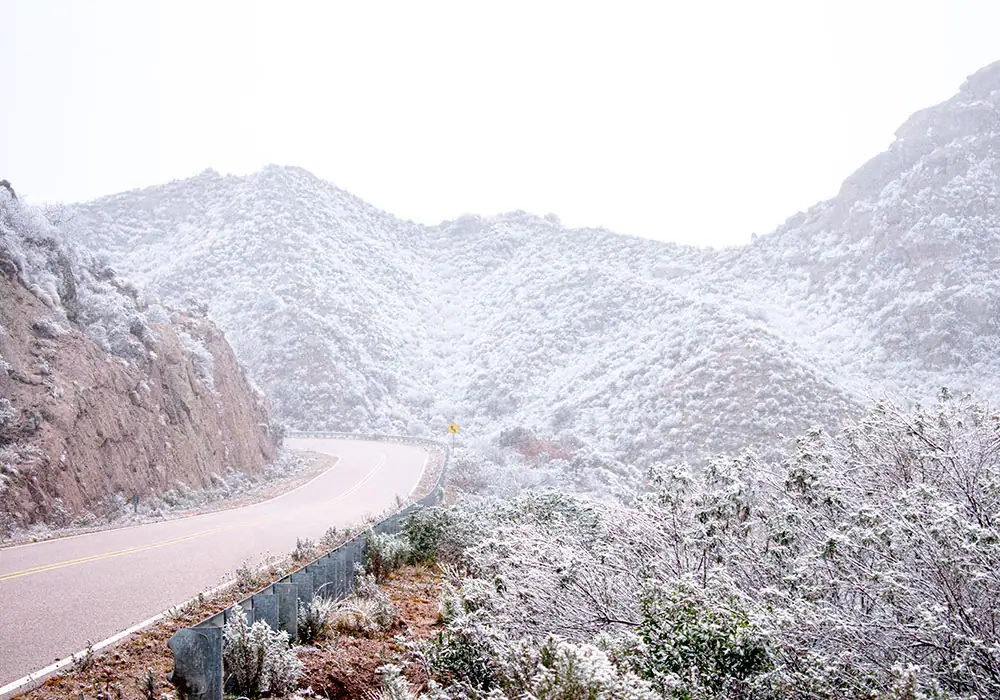 Heridas sobre la montaña por donde se traza la nueva ruta.