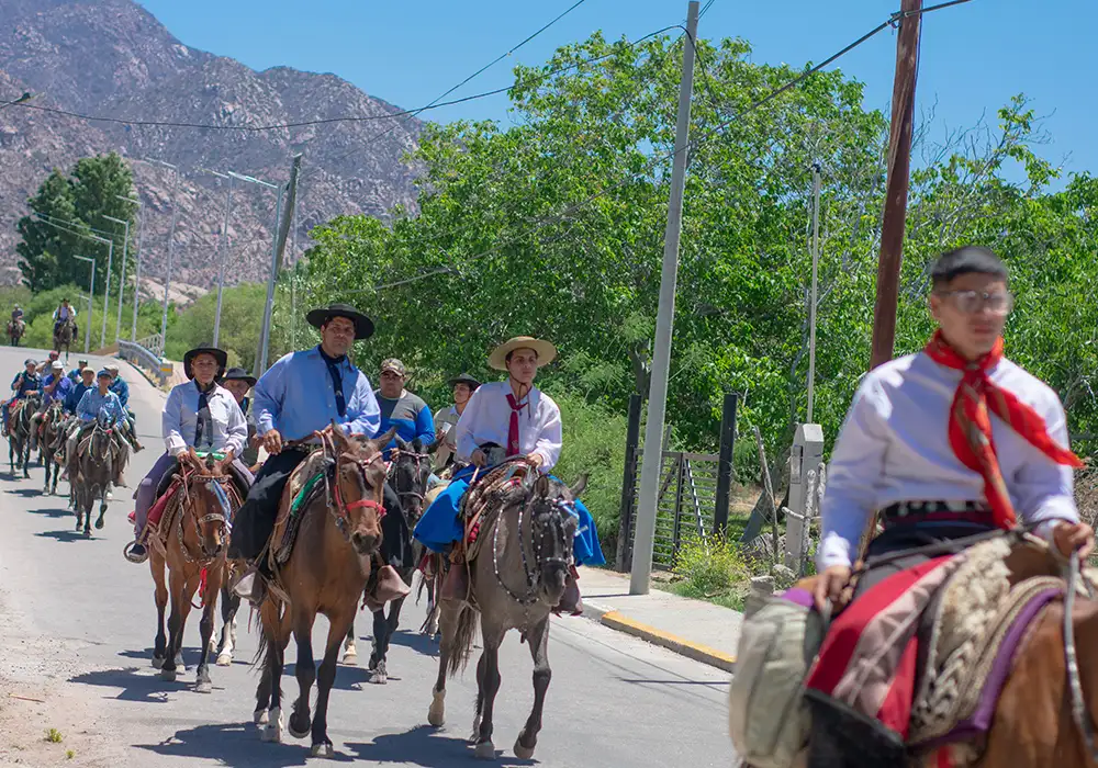 Jovenes camperos sanagasteños en vestimentas tradicionales