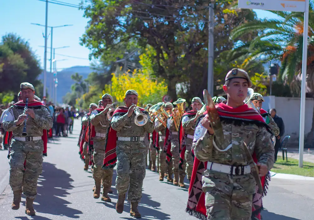 Desfile civico-militar realizado en el aniversario del departamento
