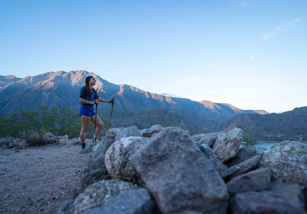 Restos de una fortaleza de piedra sobre el Dique Los Sauces